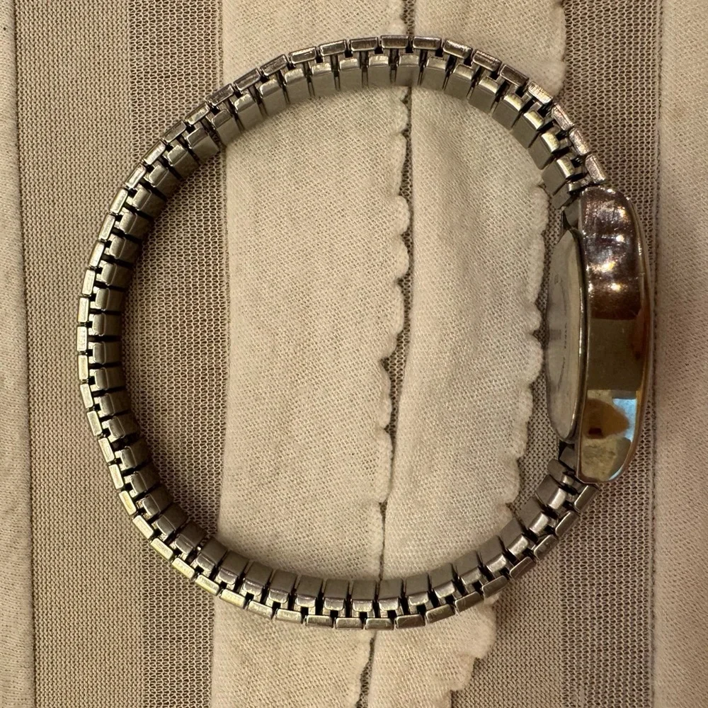 Analog Watch Silver Tone Expansion Stretch Band Oval Shaped Face Women’s Vintage